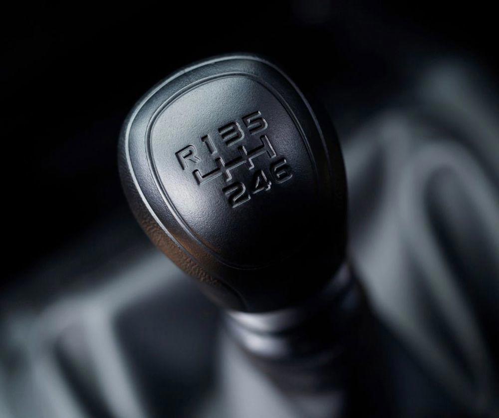 De ce ar trebui sa inveti sa conduci cu o cutie de viteza manuala