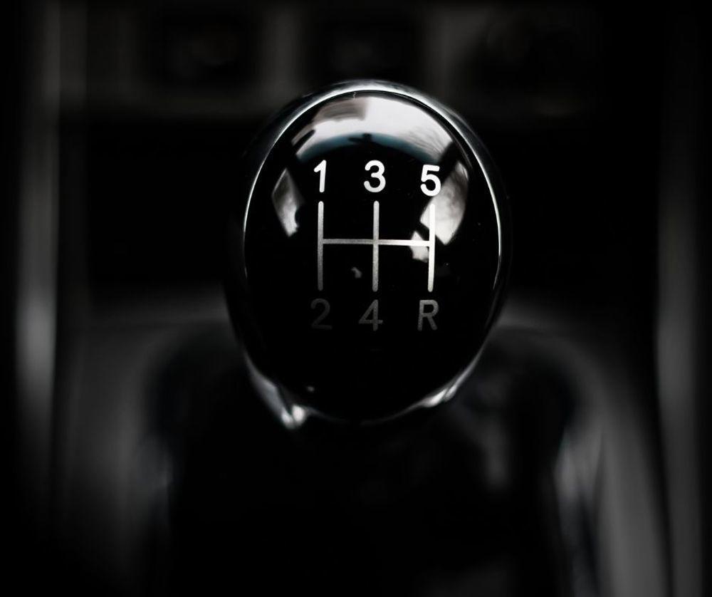 Diferenta dintre cutia de viteza manuala si cea automata